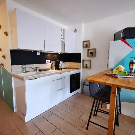 Leman Holidays - The Jungle Apartment